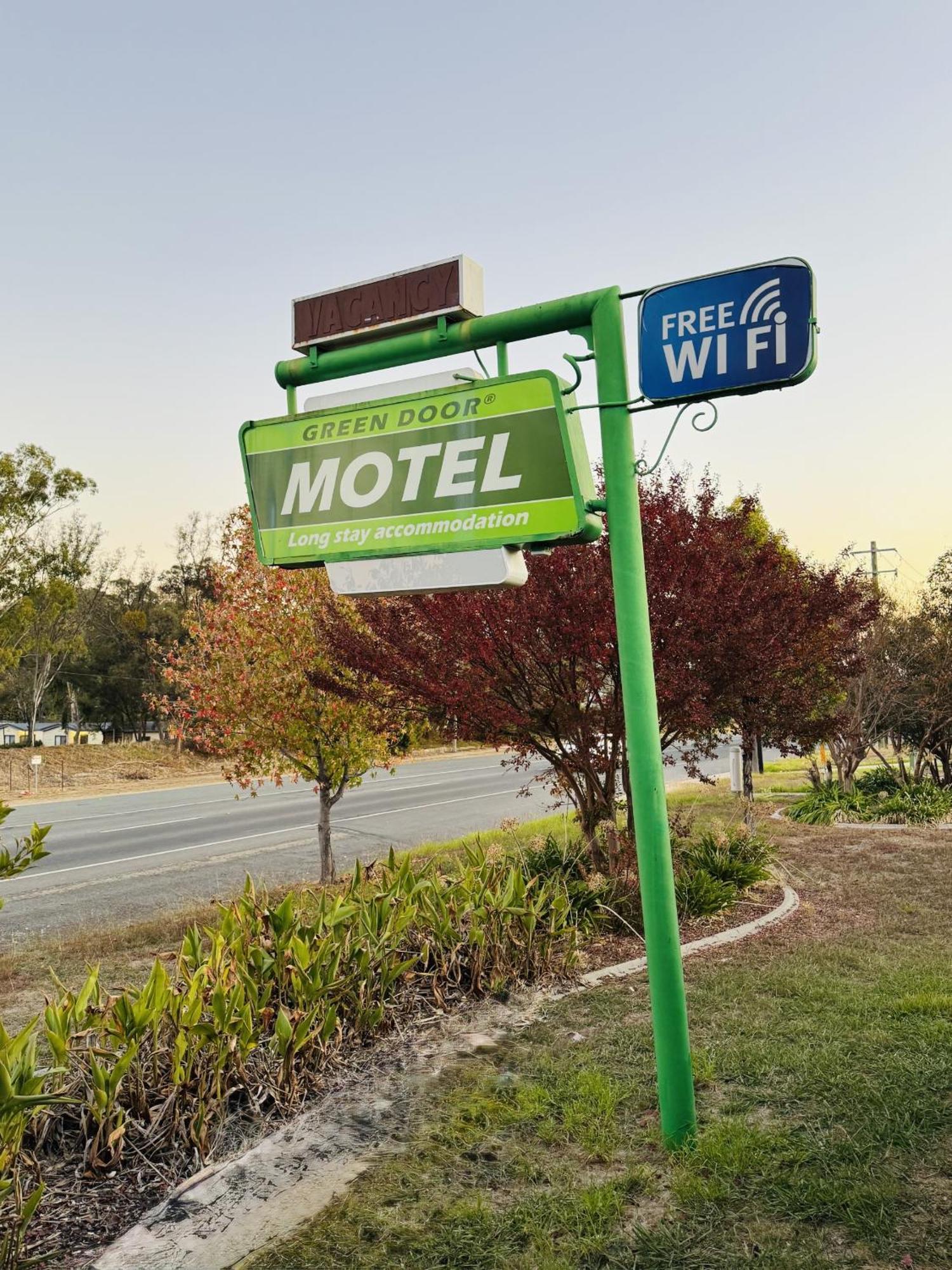 Green Door Motel Lavington Kültér fotó